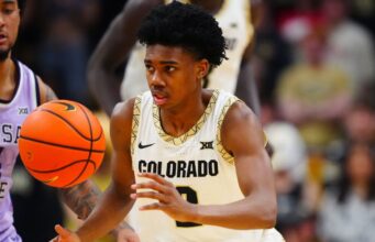 O guarda calouro Isaiah Johnson se comprometeu a se transferir para o Texas
