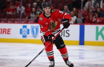 O atacante Frank Nazar dos Blackhawks decola após receber o disco