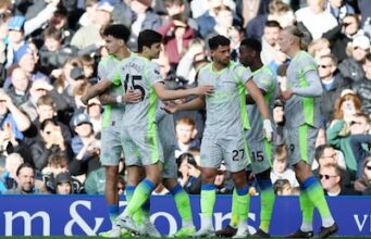 O Manchester City a caminho da grande vitória sobre o Chelsea Doku também marcou.