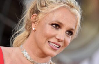 Britney Spears entra voluntariamente na reabilitação após prisão por dirigir alcoolizada na Califórnia em março