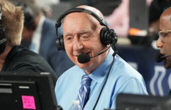O membro do Hall da Fama, Dick Vitale, anunciou seu diagnóstico de melanoma