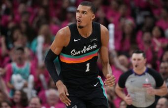 Wembanyama marcou 35, o maior número de um Spurs na estreia nos playoffs, na vitória no jogo 1