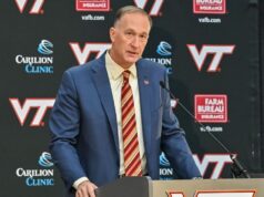 Whit Babcock, da Virginia Tech, se aposentou após 12 anos na AD