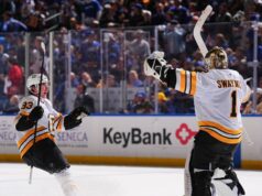 Bruins vence Sabre em OT como Swimman, embreagem Pastrnak