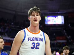 Oliver Rioux, o jogador mais alto do basquete universitário, 7-9, comprometido com a UC Irvine