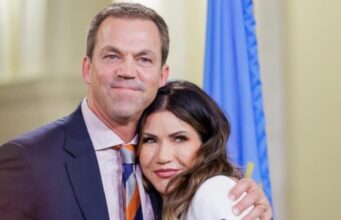 “Fetiche” a vida dupla do marido de Kristi Noah, ex-secretária de segurança dos Estados Unidos