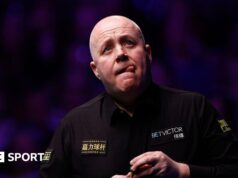 Tour Championship: John Higgins evita a recuperação de Mark Williams para chegar às quartas de final