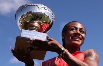 A atleta olímpica norte-americana venceu a prova feminina após desistir na largada. Olufemi Komolafe venceu a corrida masculina