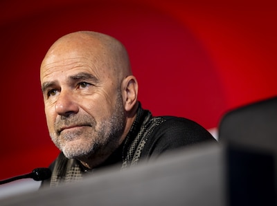 2026-04-03-12-34-07-eindhoven-psv-coach-peter-bosz-kijkt-tijdens-een-persconferentie-vooruit-naar-de.jpeg