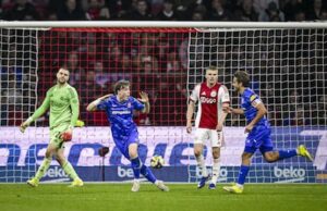 A marreta explodiu na arena: o Ajax perdeu para o FC Twente e caiu para o quinto lugar.
