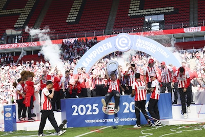 2026-04-07-14-47-45-indhoven-jerdy-schouten-met-de-kampioensschaal-tijdens-de-huldiging-van-psv-in-h.jpeg