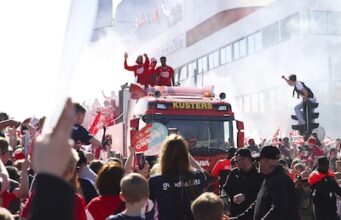 Jogadores do PSV exibem suas taças para o público entusiasmado na Stadhuisplein