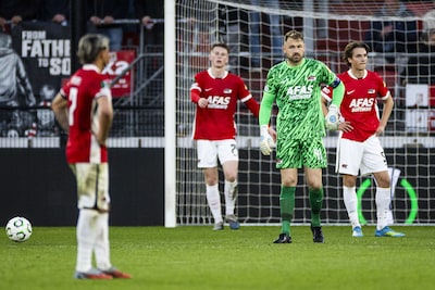 2026-04-16-20-29-24-alkmaar-az-alkmaar-keeper-jeroen-zoet-reageert-op-de-2-2-tijdens-de-uefa-confere.jpeg