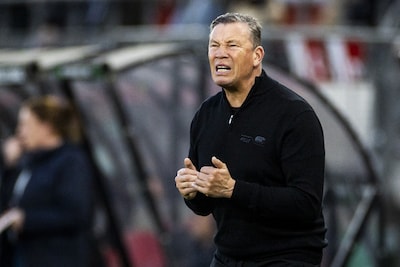 2026-04-16-20-32-53-alkmaar-az-alkmaar-coach-lee-roy-echteld-tijdens-de-uefa-conference-league-wedst.jpeg