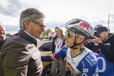 2026-04-19-17-16-40-valkenburg-remco-evenepoel-red-bull-bora-hansgrohe-viert-zijn-overwinning-met-ve.jpeg
