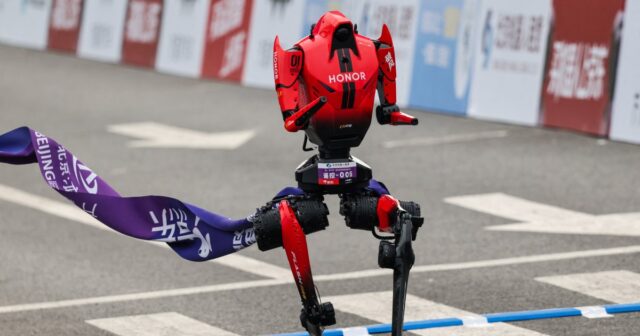 2026-04-19T035236Z_853099489_RC20SKAY2EWX_RTRMADP_3_CHINA-ROBOTS-ATHLETICS-1776595063_a4eb68-1776595.jpeg