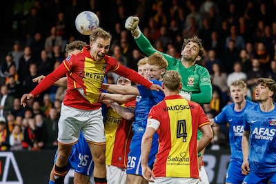 2026-04-23-20-37-34-deventer-finn-stokkers-of-go-ahead-eagles-kees-smit-of-az-alkmaar-go-ahead-eagle.jpeg