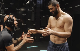 Demetrious Johnson compartilha sua previsão para o UFC 328 Header.