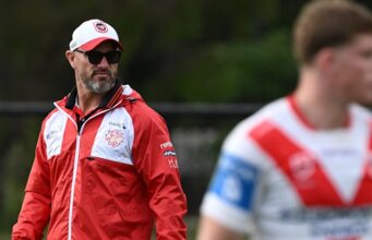 O técnico do St George Illawarra, Dean Young, revelou a conversa entre Cowboy Scott Drinkwater e Valentine Holmes