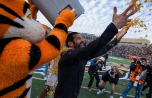 O técnico do Duke, Manny Diaz, assinou uma prorrogação até 2031.