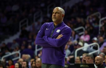 Relatório: Jerome Tang retornará à equipe técnica de Baylor