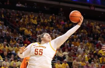 A ex-estrela do estado de Iowa, Audie Crooks, está se transferindo para o estado de Oklahoma.