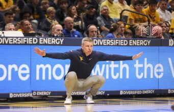 Em Vegas, West Virginia derrotou Stanford no OT para avançar para as semifinais.
