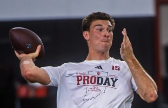 Relatório: Fernando Mendoza não planeja entrar no Draft da NFL.