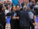 Gino Auriemma e Don Staley se envolvem em uma discussão sobre o final do jogo.
