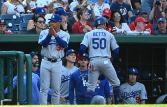Dodgers SS Mookie Betts (costas) será submetido a exame de ressonância magnética