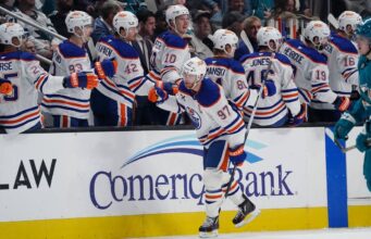 Cinco times da NHL podem garantir vagas nos playoffs no sábado.