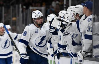 O gol tardio de Emil Lilleburg colocou o Lightning à frente dos Bruins.