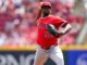 José Soriano ainda está em ação na vitória dos Angels sobre os Reds.
