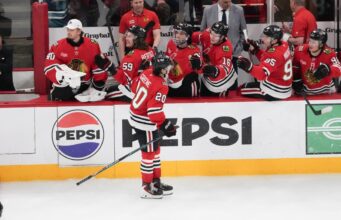 Os Blackhawks marcaram cinco gols consecutivos para derrotar os Sharks no final da temporada.