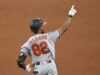 Agora, a positividade envolve Jeremiah Jackson, dos Orioles, enquanto os clientes esperam.