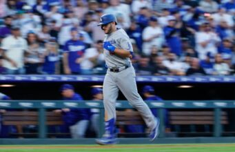 Dodgers acertam 5 homers e escapam do Colorado com divisão