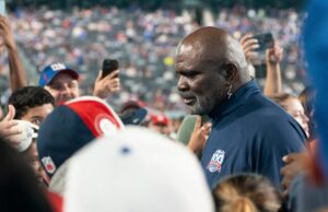 Advogado: Lawrence Taylor ainda está hospitalizado com problema de estômago.
