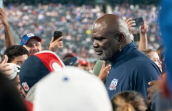Advogado: Lawrence Taylor ainda está hospitalizado com problema de estômago.