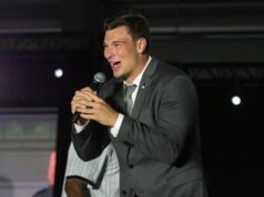 Fernando Mendoza, dos Raiders, usará o número 15 com a bênção de Tom Flores.