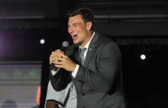 Fernando Mendoza, dos Raiders, usará o número 15 com a bênção de Tom Flores.