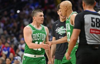 Peyton Pritchard (32), Celtics lidera Sixers por 3-1