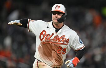 Pete Alonso, determinado a aquecer para Orioles x Astros.
