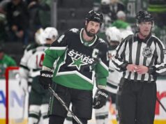 Jamie Benn do Stars recebe a penalidade máxima permitida por uma verificação cruzada.
