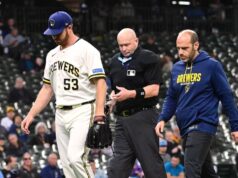 Brewers RHP Brandon Woodruff sai após atingir uma lombada.