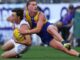 A estrela do West Coast Eagles, Harley Reid, cobra outro pênalti de 50m em direção ao gol.