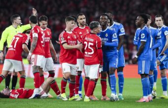 Cartões vermelhos da Copa do Mundo por andar e cobrir a boca