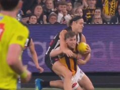 Um tackle alto de Moore leva ao empate