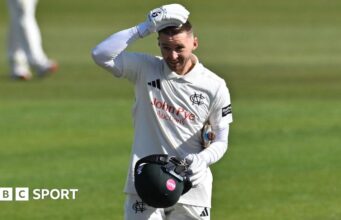 Campeonato do condado: Joe Clarke marcou 136 na vitória de Nottinghamshire sobre Glamorgan no segundo dia.