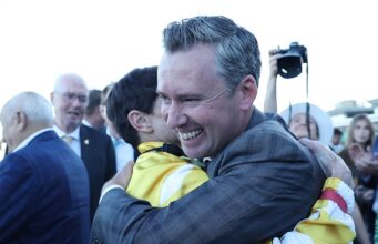 Sir Delius venceu com Autumn Glow terminando em terceiro em Randwick