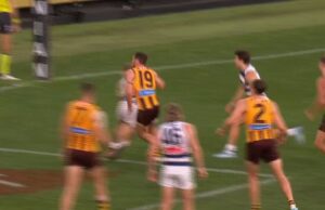 Um Hawk ferido marcou um gol para roubar a liderança